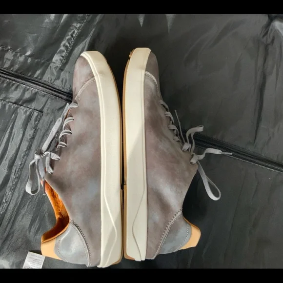 olukai laeahi-li-ili-mens leather-sneakers in charcoal gray - Picture 2 of 8